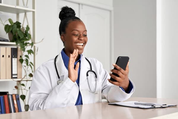 Médecin utilisant WhatsApp pour consultation